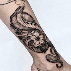 Damskie tatuaże na nodze wąż