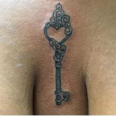 Intymny tatuaż klucz 