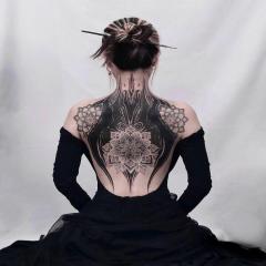 Kobiece tatuaże na plecach