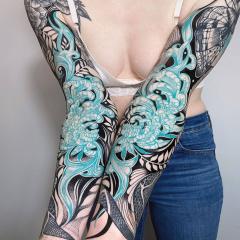 Kolorowe damskie tatuaże na rękę