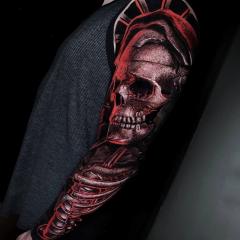 Męskie tatuaże czaszka na ramieniu