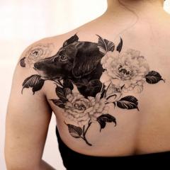 Tatuaż pies i kwiaty