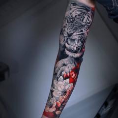 Tatuaż tygrys i kwiaty