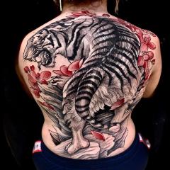 Tygrys damski tatuaż na plecach