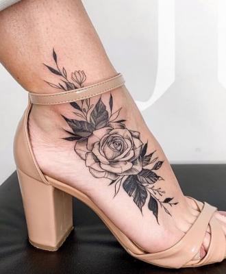 Czarna róża na stopie tatuaż dla kobiet