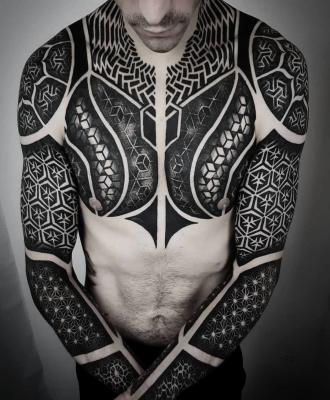 Czarny męski tatuaż