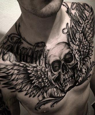 Czaszka i skrzydła męskie tatuaże 