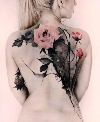 Damski tatuaż na plecach kwiaty
