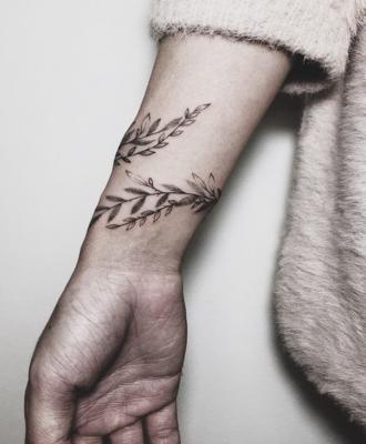 Damski tatuaż owijka na ręce