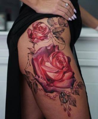 Damski tatuaż róże na udzie