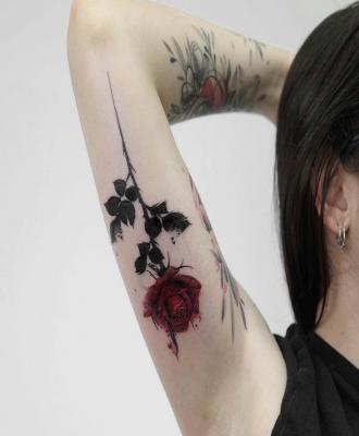 Damskie tatuaże róża na ramieniu