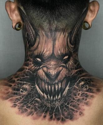 Demon na szyi tatuaż