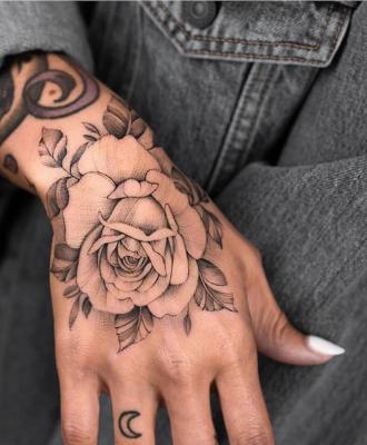 Dłoń damski tatuaż róże