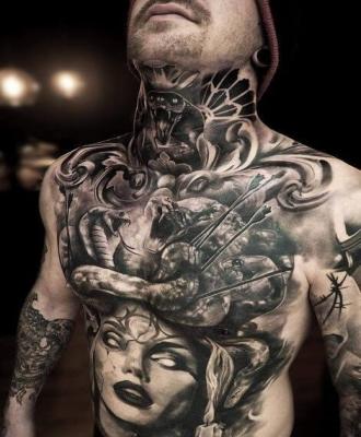 Kobra na szyi tatuaż
