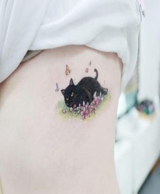Kociaczek na łące tatuaż