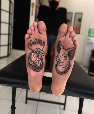 Kogut i świnia tatuaże na stopach