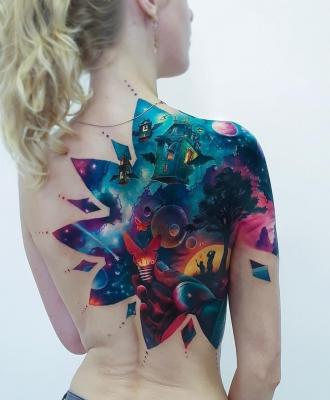 Kolorowy damski tatuaż obojczyk
