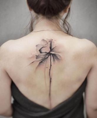 Kwiat na kręgosłupie tatuaże