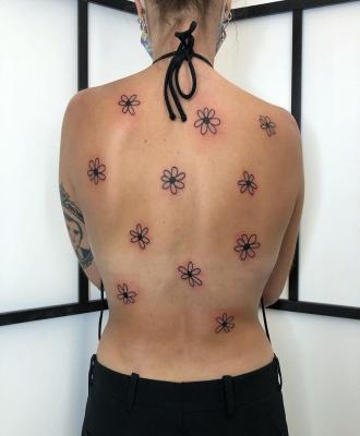 Kwiatki na plecach tatuaże