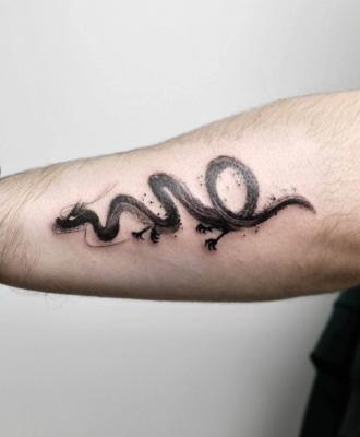 Męski tatuaż na ręce smok
