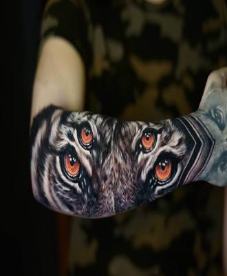 Męski tatuaż oczy na ręce