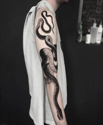 Męski tatuaż wąż na ręce