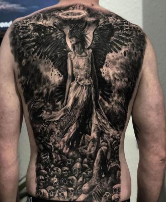 Męskie tatuaże na plecach anioł