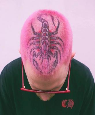 Na głowie kolorowy tatuaż