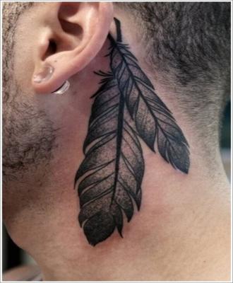 Pióra za uchem tatuaż