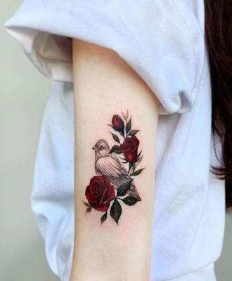 Róże i ptak tatuaż