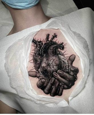 Serce na dłoni tatuaż