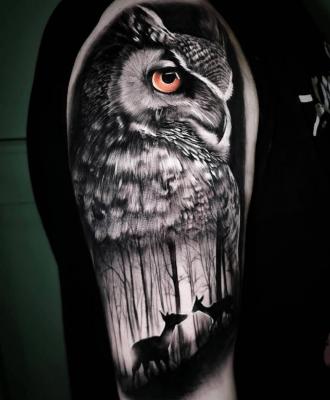 Sowa tatuaż na ramieniu