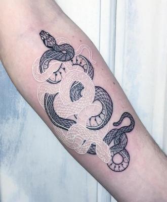 Tatuaż biało czarny wąż