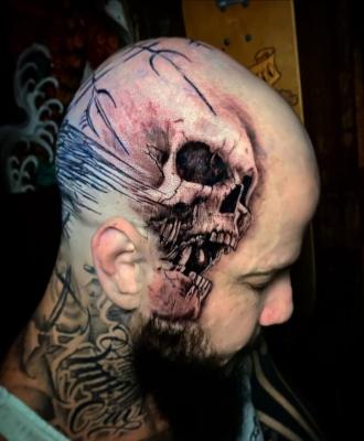 Tatuaż czaszka na głowie