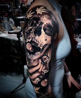 Tatuaż damski czaszka