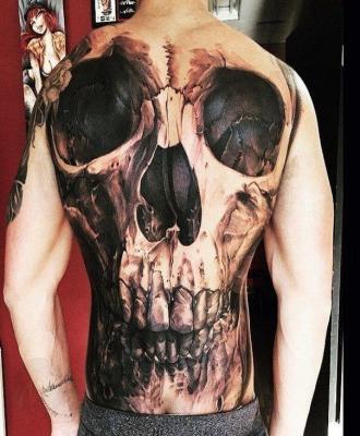 Tatuaż duża czaszka na plecach