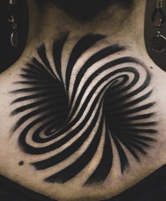 Tatuaż iluzja na szyi