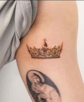 Tatuaż korona kolorowa