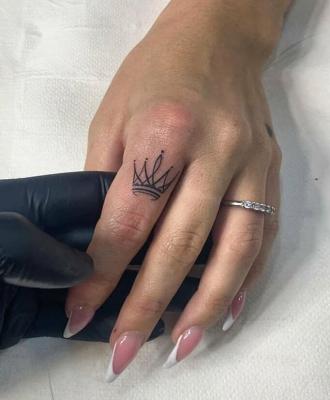 Tatuaż korona na palcu 