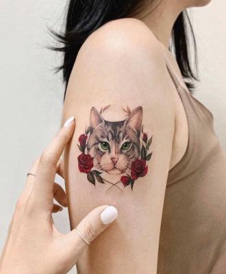 Tatuaż kotek i róże