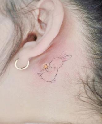 Tatuaż króliczek za uchem