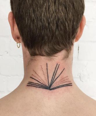 Tatuaż książka na karku