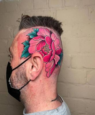 Tatuaż kwiat na głowie