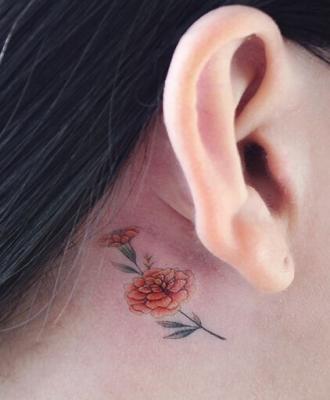Tatuaż kwiatek za uchem