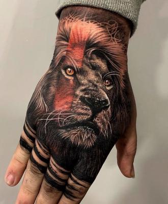 Tatuaż lew na dłoni