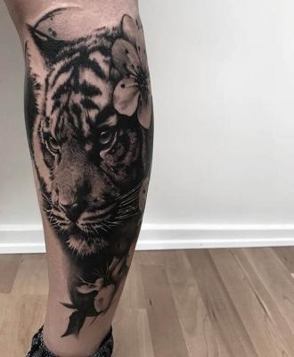 Tatuaż łydka tygrys 