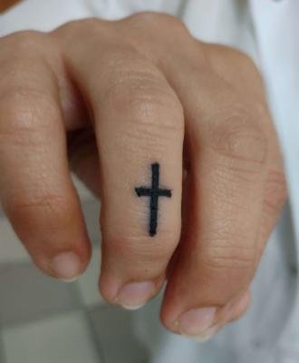 Tatuaż mały krzyżyk