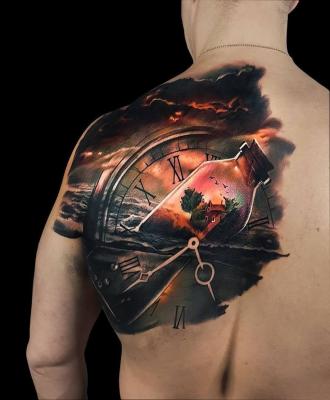 Tatuaż męski zegar na plecach