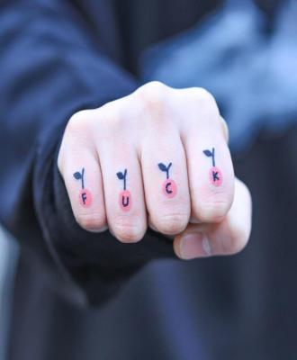 Tatuaż napis na palcach 