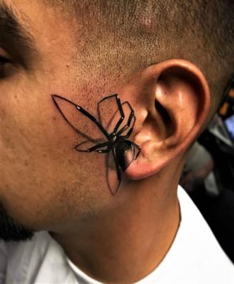 Tatuaż pająk na uchu